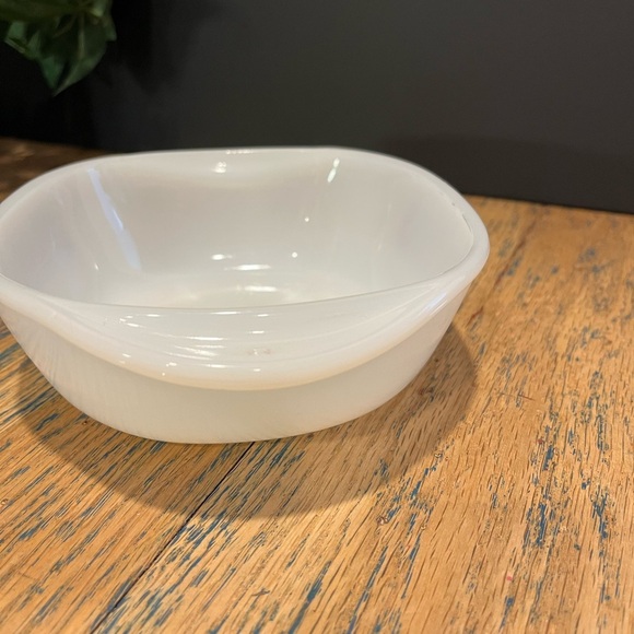 Milk Glass Dynaware Pyr-o-rey Flower Pattern withh lid - Picture 9 of 11